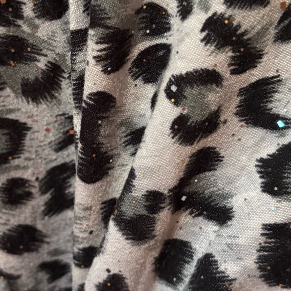 OMT Fashions, women’s size 2X featuring an animal print with subtle sparkles - Picture 4 of 9